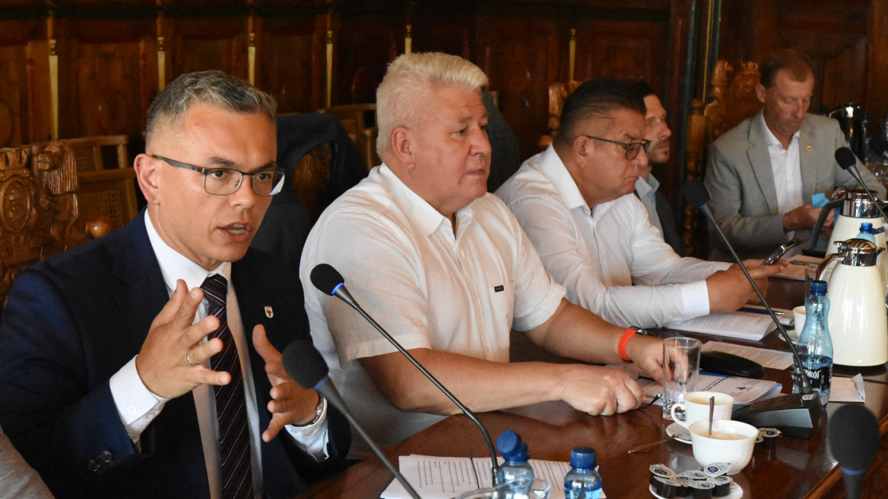 Burmistrz Chojnic otrzymał wotum zaufania i absolutorium, ale dyskusja na ten temat trwała 5 godzin. Cała sesja - dwukrotnie dłużej