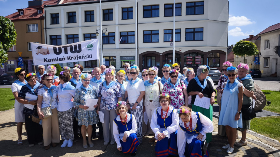 Seniorzy z całego powiatu sępoleńskiego bawili się wczoraj 02.06 na drugich już Juwenaliach studentów Uniwersytetów Trzeciego Wieku FOTO
