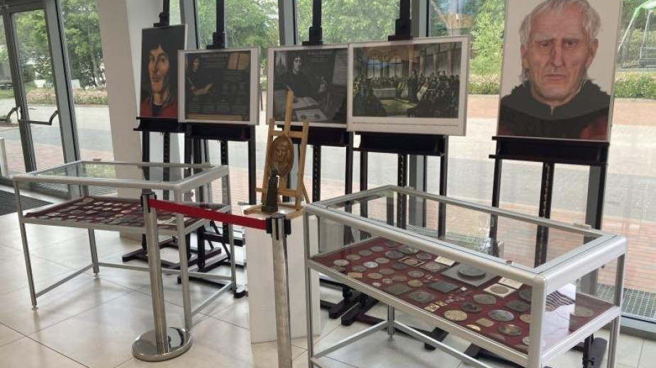 W Chojnickim Centrum Kultury można oglądać wystawę poświęconą Mikołajowi Kopernikowi. Człowiek renesansu, a więc godzien jest upamiętnienia