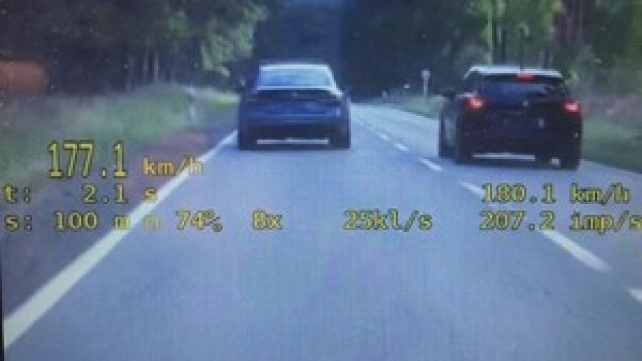 Zdecydowanie za szybko za kierownicą auta marki Porsche Jechał 177 km/h. Kierowca stracił prawo jazdy