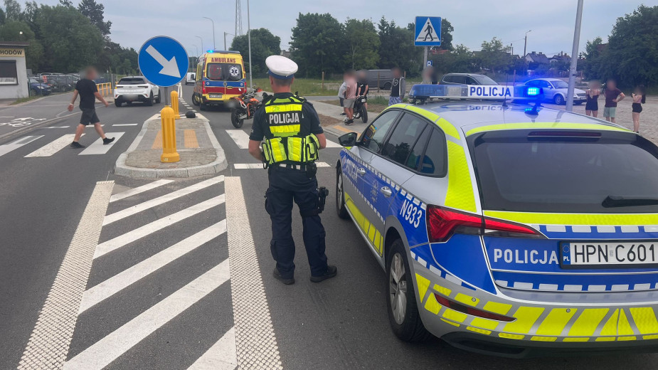 75-latek potrącony przez motocykl na przejściu dla pieszych w Wierzchowie Dworcu, w gminie Człuchów. Z obrażeniami głowy został przewieziony do szpitala FOTO