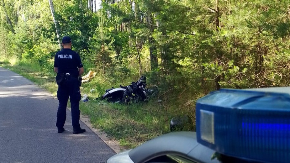 46-letni motocyklista ranny w wypadku w powiecie kościerskim. "Z niewyjaśnionych przyczyn zjechał na pobocze i uderzył w drzewo" (FOTO)