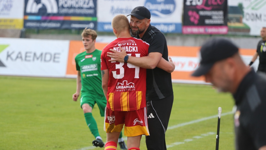 Był już żegnany, a jednak zostaje. I to na dwa lata. Damian Nowacki z nowym kontraktem w Chojniczance. Umowę przedłużył też Maksymilian Tkocz