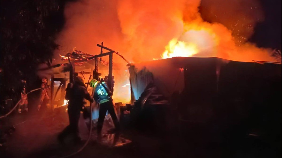 Nocny pożar w Pakotulsku, w gminie Przechlewo. Spłonęły trzy garaże i znajdujący się w środku sprzęt. Właściciele oszacowali straty na 60 tys. zł FOTO