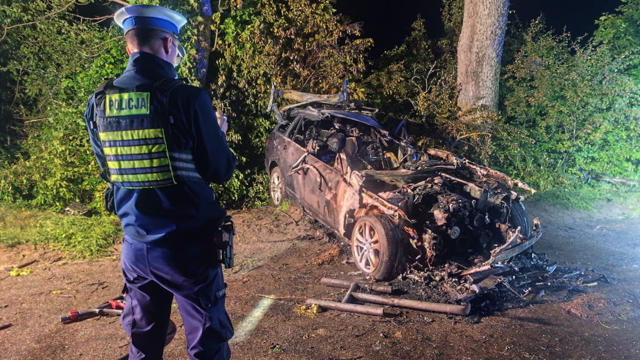 Tragiczny wypadek w gminie Stara Kiszewa. Mercedes uderzył w drzewo i stanął w płomieniach, zginął kierujący pojazdem 19-latek