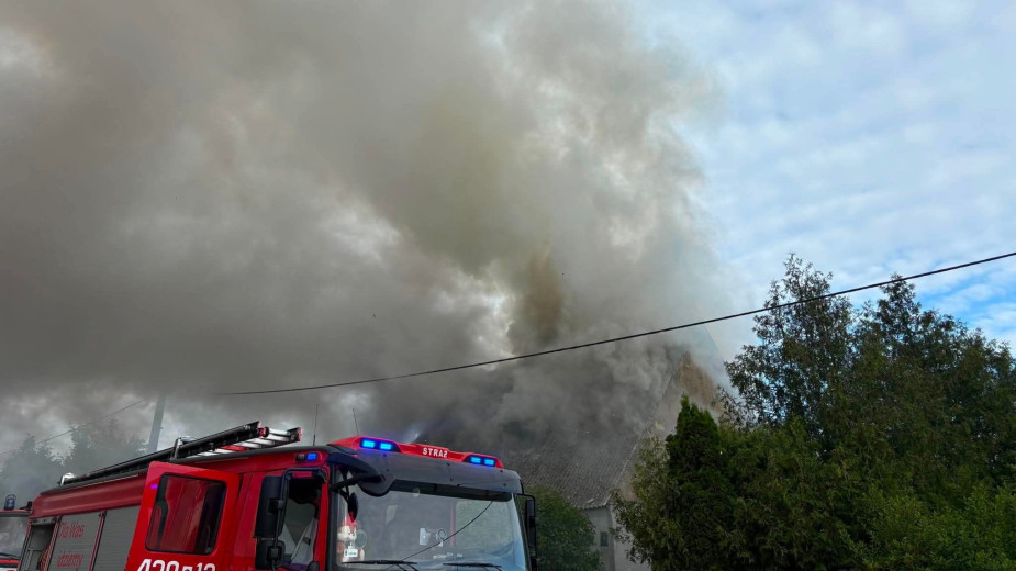 Pożar budynku jednorodzinnego w Debrznie. Płonie poddasze domu na ulicy Wojska Polskiego. Trwa akcja gaśnicza