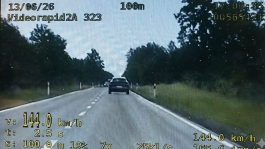 Pędził ponad 140 km/h na dozwolonej 90-tce. 53-letniego kierowcę zatrzymała kościerska policja