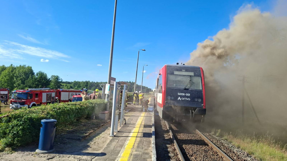 Szynobus relacji Bydgoszcz – Czersk zapalił się na stacji Rosochatka, w gminie Śliwice. Straty liczone w milionach. "Na szczęście nikomu się nic nie stało"