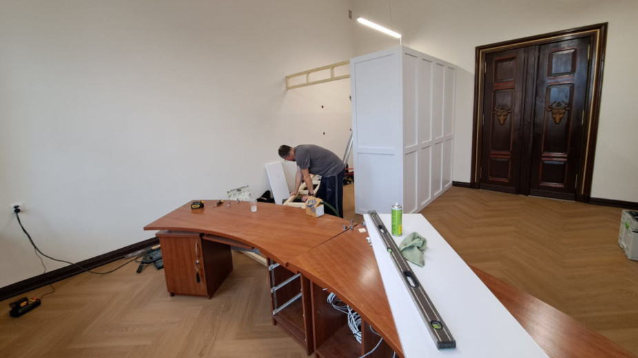 Modernizacja sekretariatu burmistrza Chojnic z dużymi kontrowersjami. Opozycja zarzuca rozpoczęcie prac bez zgody radnych