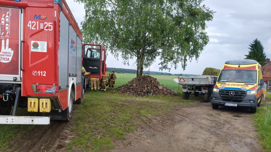 Wypadek podczas prac polowych w gminie Debrzno. Przygnieciony mężczyzna trafił do szpitala