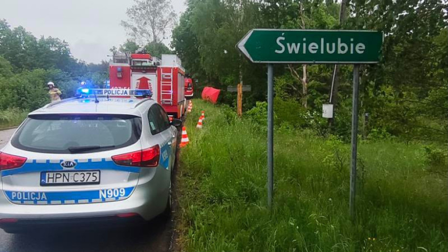 65-latek zginął w wypadku w Świelubiu, w gminie Kołczygłowy. Prowadzony przez niego samochód uderzył w drzewo