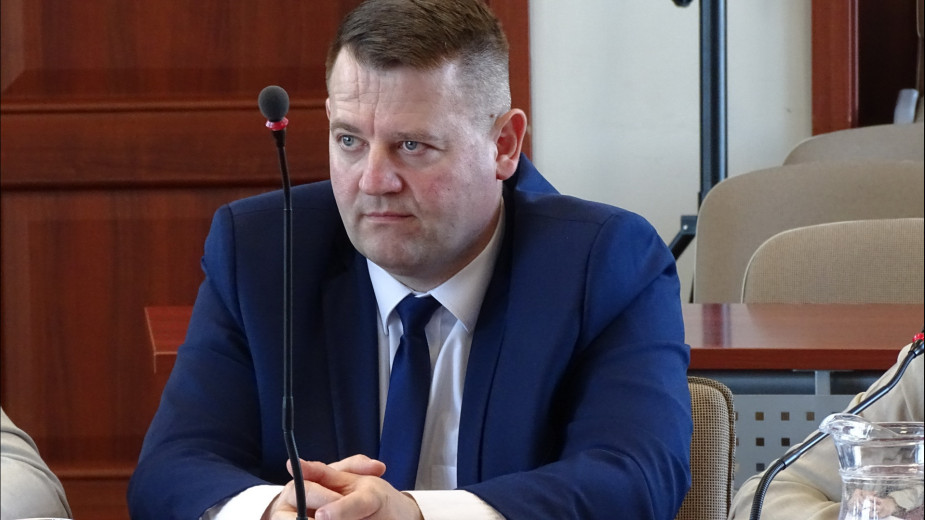 Radny Tomasz Fifielski zarzuca staroście sępoleńskiemu, że swoim instytucjom przyznaje większą refundację środków z funduszu pracy, niż innym