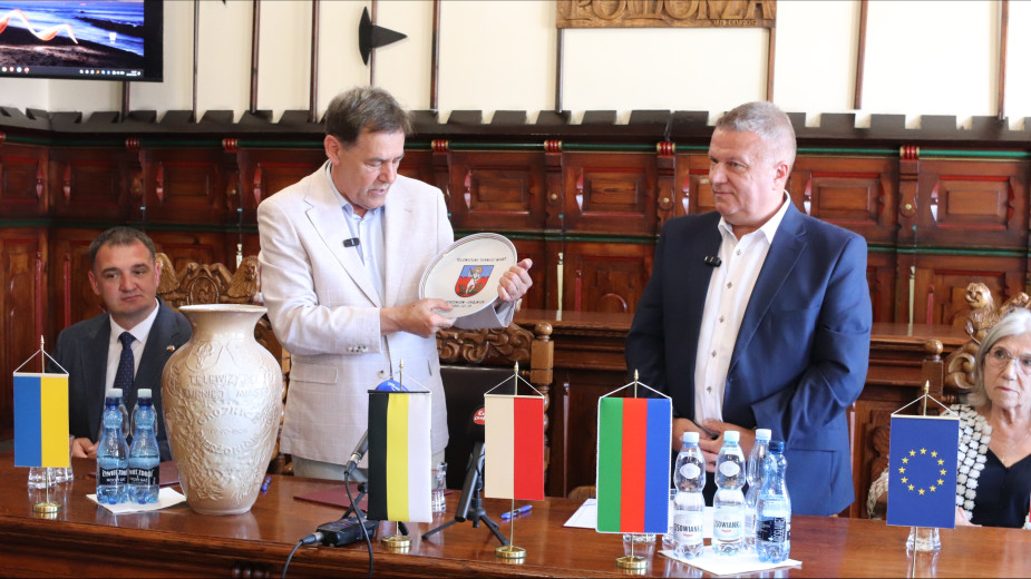 Chojnice i Dzierżoniów połączone umową o partnerstwie i współpracy. "To, co nas połączyło, to przyjaźń, która przetrwała przez 40 lat"