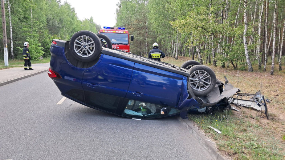 Drogowe zdarzenie w Złym Mięsie. Auto osobowe uderzyło tu w latarnię i dachowało