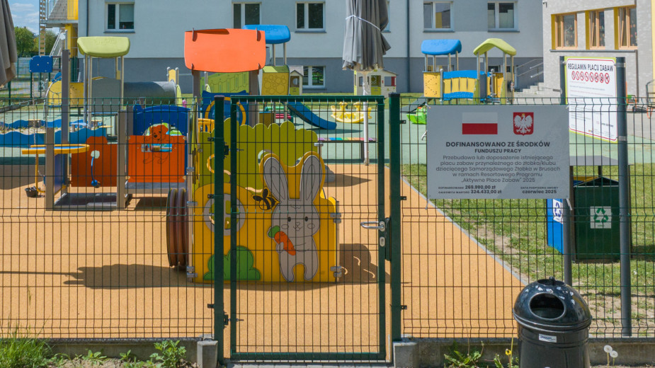 Urządzenia do zabawy, mała architektura i korkowa nawierzchnia. Plac zabaw przy bruskim żłobku został doposażony