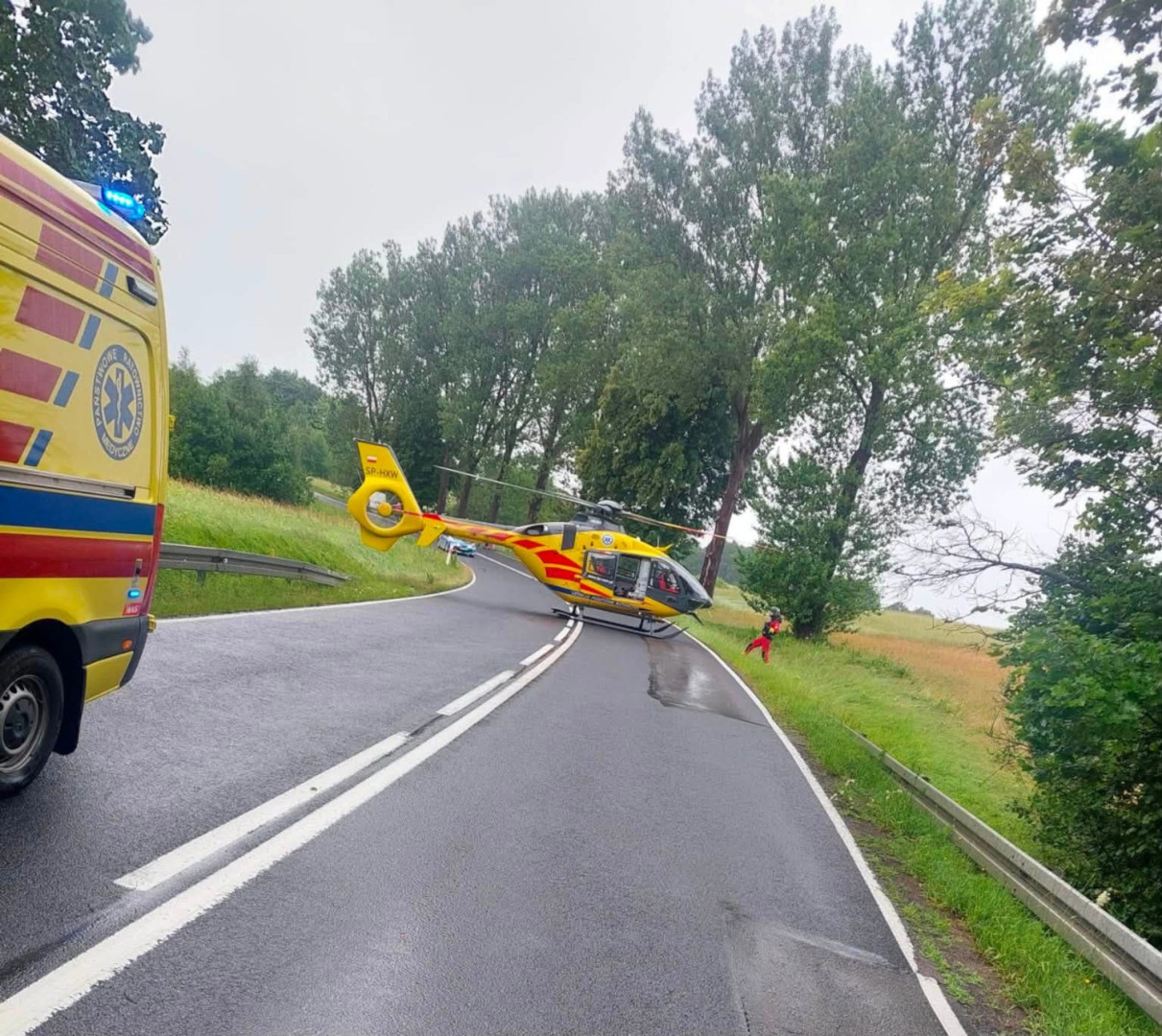 Zderzenie Porsche i Skody na drodze krajowej numer 20 w Zadrach w gminie Miastko. 61-latek jest poważnie ranny