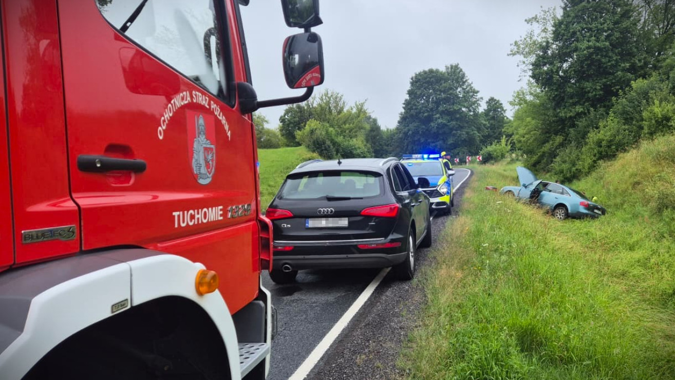 Kierowca Audi stracił panowanie nad pojazdem i wpadł do rowu. Kolizja na drodze krajowej numer 20 w Tuchomiu