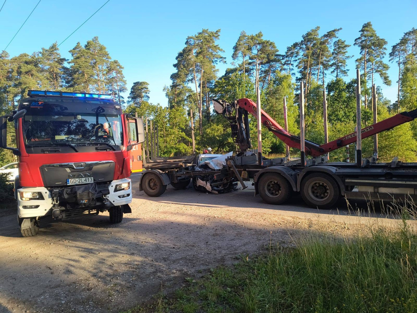 Zderzenie osob&oacute;wki i pojazdu ciężarowego w Kłodawie w gminie Chojnice. Jedna osoba trafiła do szpitala