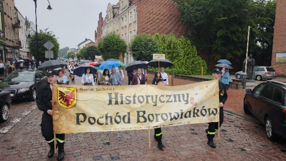 Rekordowa liczba osób i organizacji wzięła udział w sobotnim (18.07) Historycznym Pochodzie Borowiaków w Tucholi