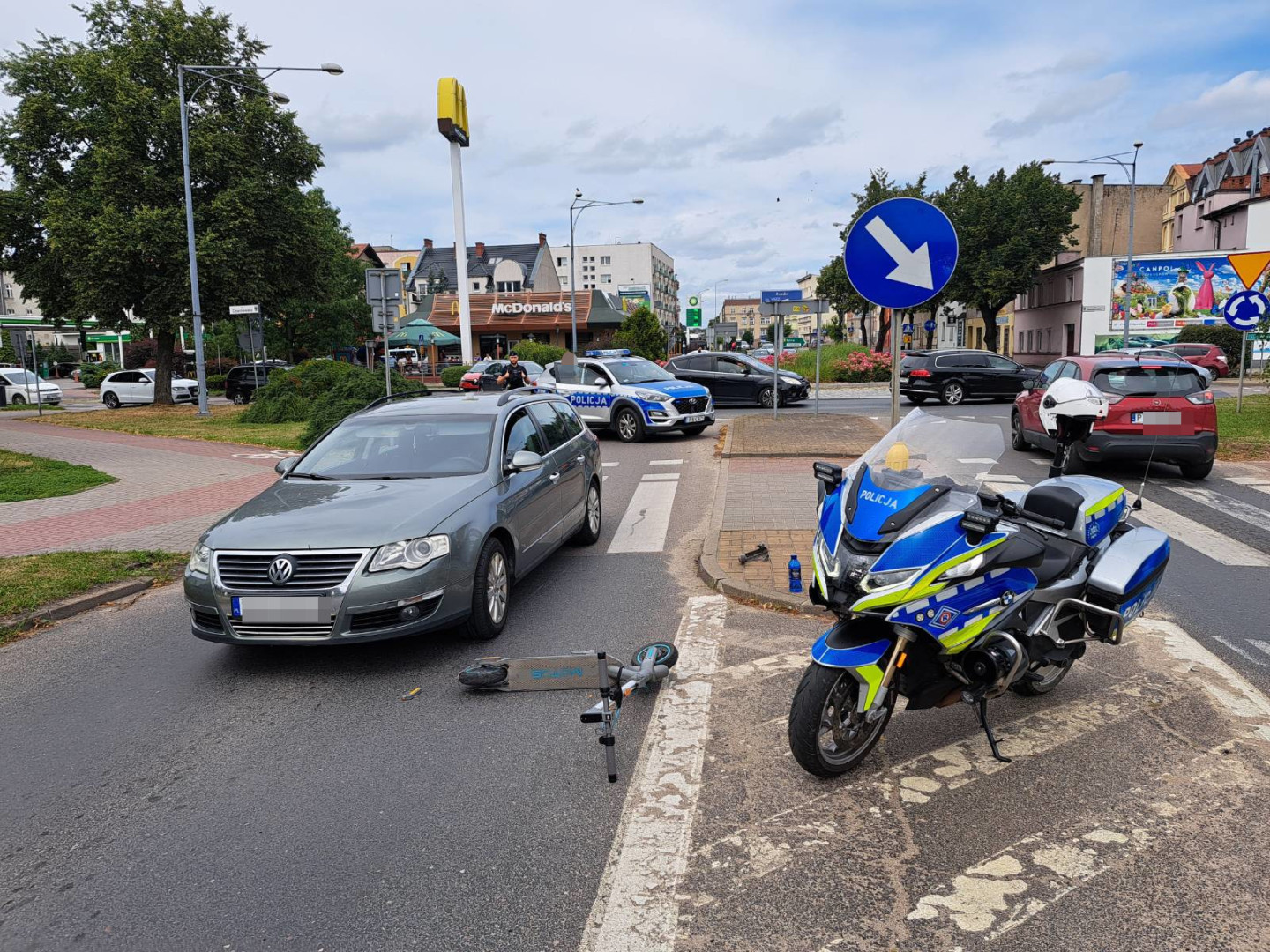Wypadek w Chojnicach. "17-latka kierująca hulajnogą elektryczną wjechała na przejście dla pieszych bezpośrednio przed nadjeżdżającego Volkswagena Passata"