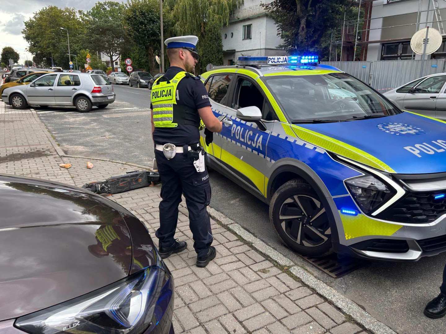 Zderzenie opla z hulajnogą elektryczną w Chojnicach. Kierowca auta nie ustąpił pierwszeństwa