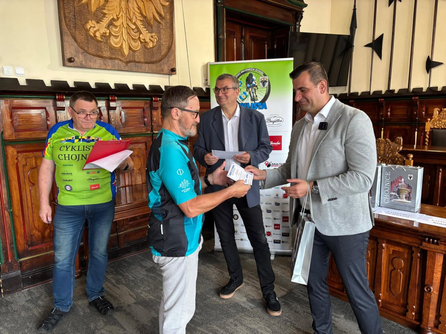 Przejechali ponad 93 tysiące kilometr&oacute;w. W chojnickim ratuszu podsumowano walkę o tytuł rowerowej stolicy Polski