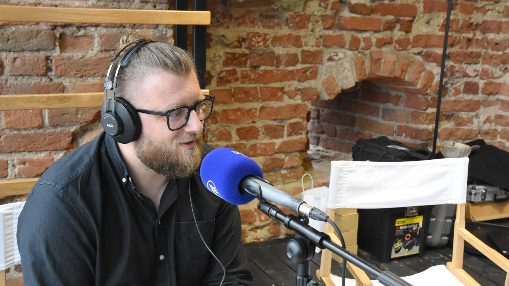 Nadawaliśmy na żywo z Debrzna i zapraszaliśmy na weekendowe święto gminy. Mobilne studio w nowo wyremontowanej baszcie przy murach miejskich (ROZMOWY, FOTO)