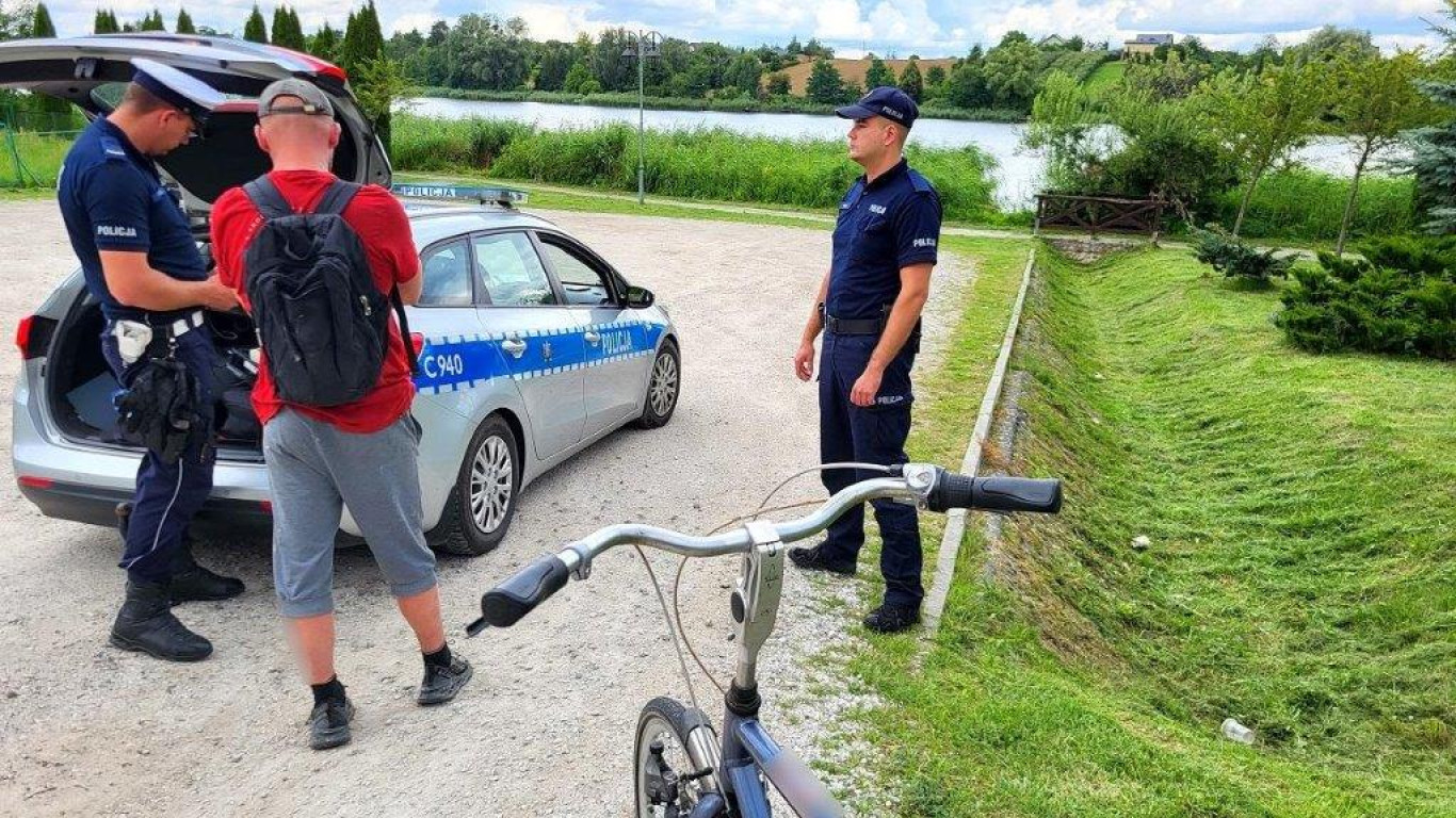 Policyjna akcja w Tucholi. Mężczyzna na hulajnodze i dw&oacute;ch na rowerach pod wpływem alkoholu
