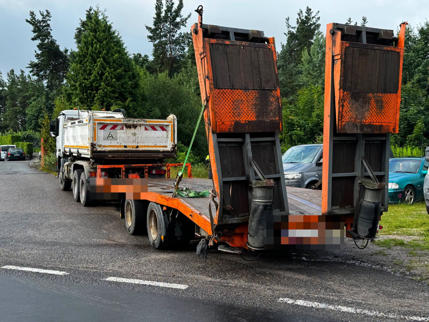 Wypadek na krajowej 20 w gminie Miastko. Dwie osoby w szpitalu po zderzeniu ciężar&oacute;wki i busa