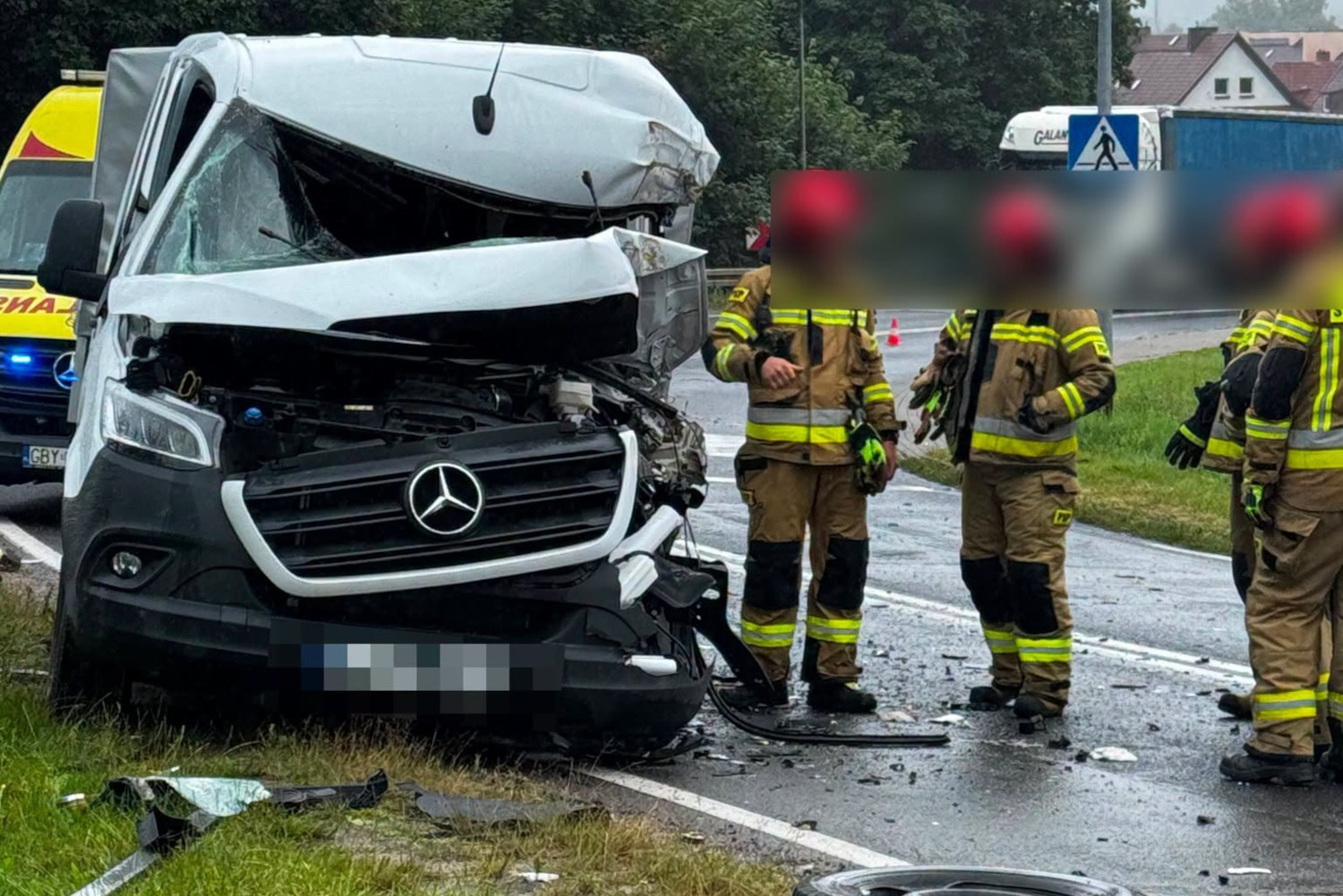 Wypadek na krajowej 20 w gminie Miastko. Dwie osoby w szpitalu po zderzeniu ciężar&oacute;wki i busa