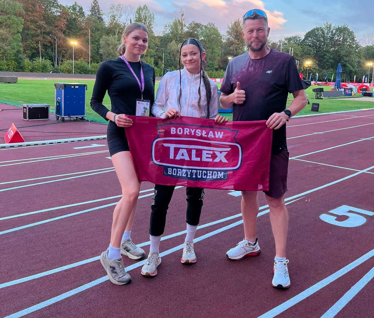 Weronika Lizakowska, Olimpia Breza i Krzysztof Zieliński z medalami lekkoatletycznych Mistrzostw Polski Senior&oacute;w 