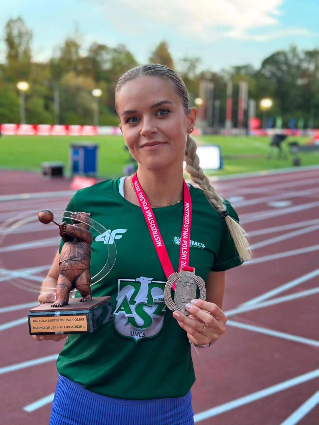 Weronika Lizakowska, Olimpia Breza i Krzysztof Zieliński z medalami lekkoatletycznych Mistrzostw Polski Senior&oacute;w 