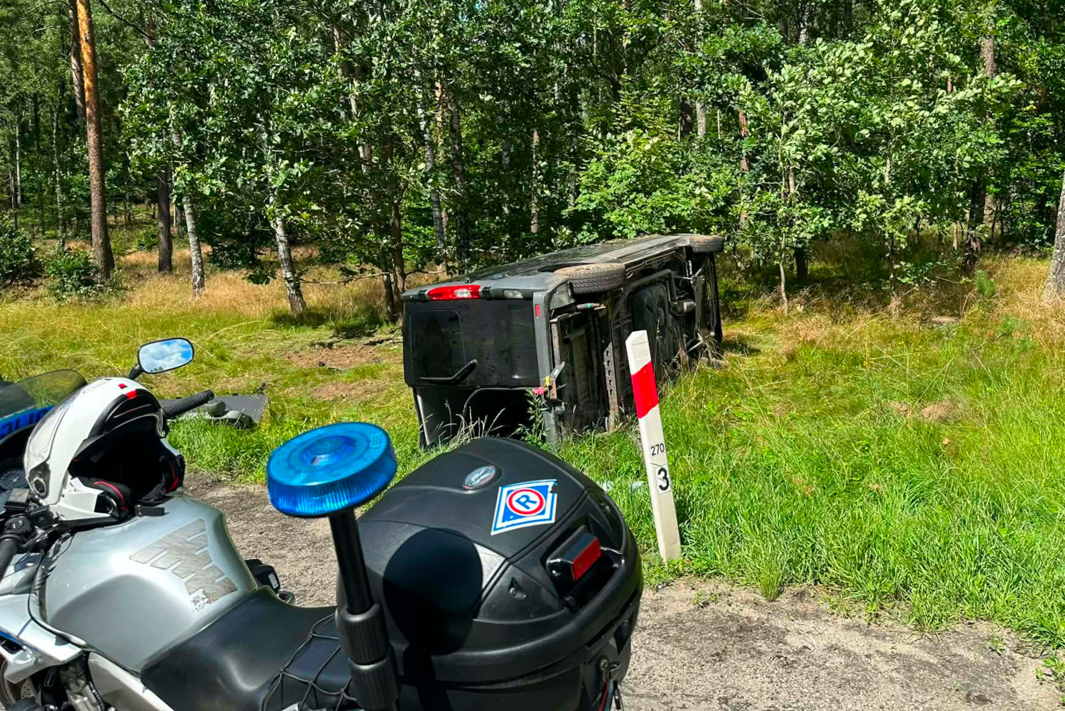 Dachowanie busa na krajowej dwudziestce w Kłobuczynie w powiecie kościerskim. Kierująca trafiła do szpitala