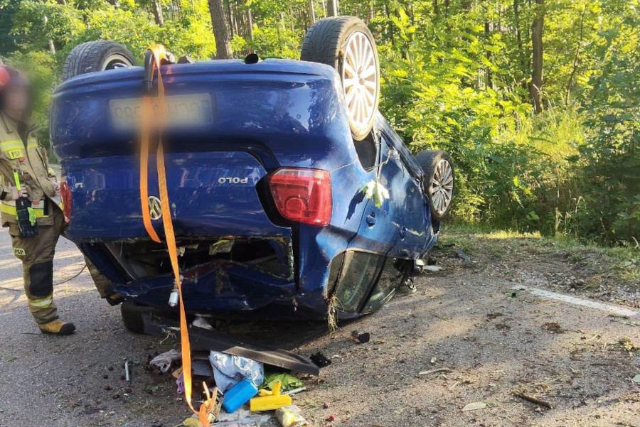 Dachowanie auta osobowego na drodze wojew&oacute;dzkiej 237 w gminie Czersk