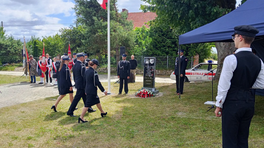 W Czarnej Dąbrowie uczczono rocznicę powstania Tajnej Organizacji Wojskowej "Gryf Pomorski". Wydarzenie upamiętniono obeliskiem