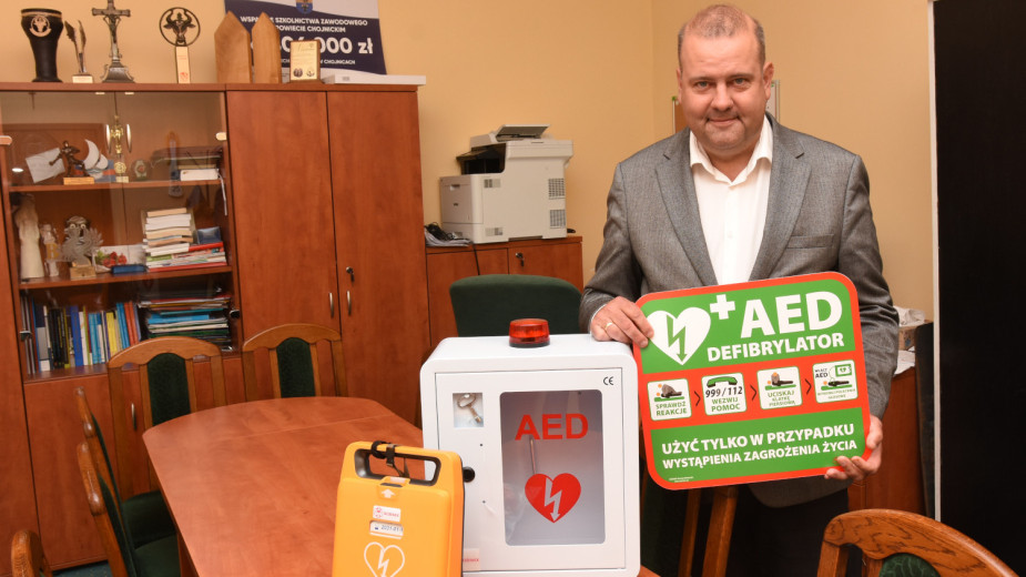 Defibrylator AED zawiśnie w Technikum numer 2 w Chojnicach. To zakup z Uczniowskiego Budżetu Obywatelskiego