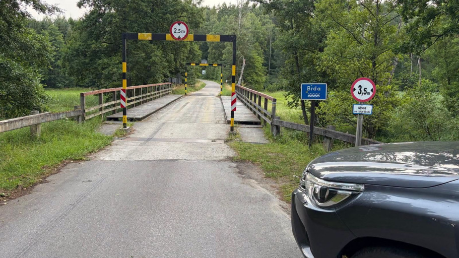 Służby zamykają drogę i rzekę Brdę w okolicach Chocińskiego Młyna. Saperzy będą usuwać niewybuch