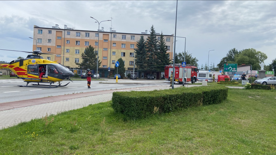 Groźny wypadek w Miastku. "39 – latek najprawdopodobniej wbiegł na jezdnię wprost przed nadjeżdżający pojazd wraz z przyczepą kempingową"