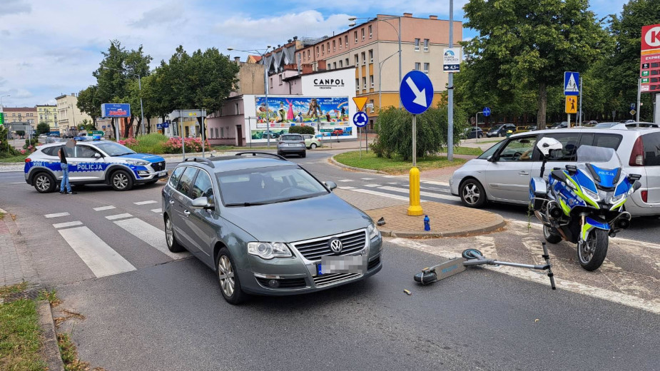 Wypadek w Chojnicach. "17-latka kierująca hulajnogą elektryczną wjechała na przejście dla pieszych bezpośrednio przed nadjeżdżającego Volkswagena Passata"
