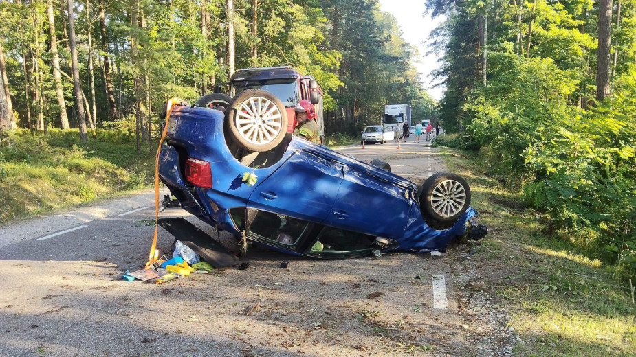 Dachowanie auta osobowego na drodze wojewódzkiej 237 w gminie Czersk