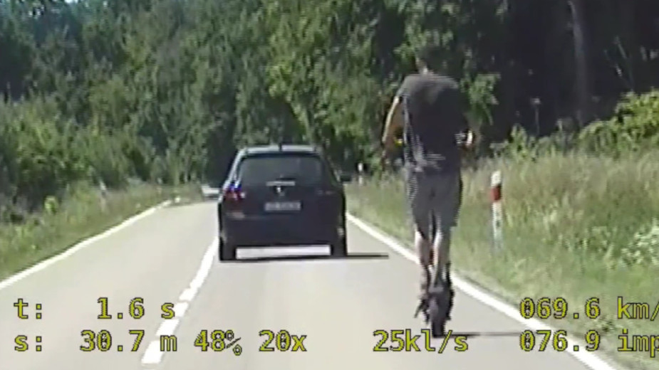 46-latek jechał hulajnogą z prędkością niemal 70 km/h. Tłumaczył że jeździ na niej, bo ma zakaz prowadzenia pojazdów mechanicznych