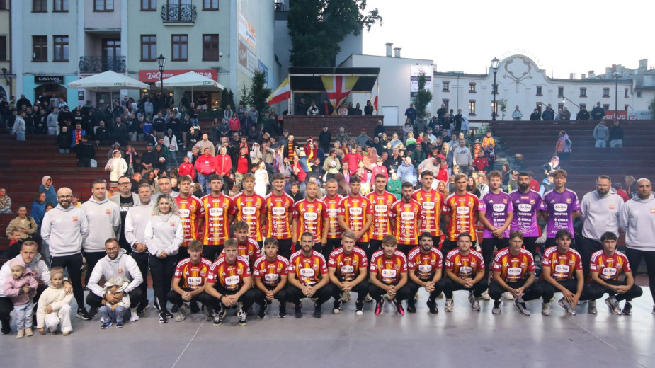 Chojniczanka z 11 nowymi zawodnikami oficjalnie zaprezentowana kibicom. "Jestem przekonany, że będziecie z tej drużyny dumni" (FOTO)
