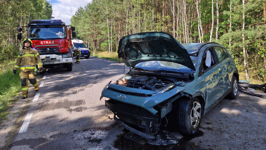 Młody kierowca Hyundaia nie zapanował nad pojazdem. Dachowanie na drodze wojewódzkiej 237 w gminie Czersk 
