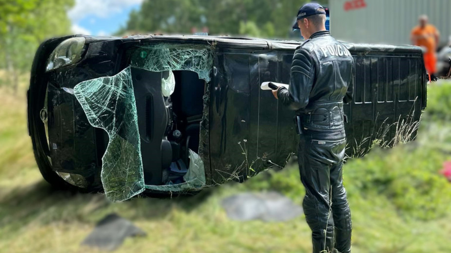 Dachowanie busa na krajowej dwudziestce w Kłobuczynie w powiecie kościerskim. Kierująca trafiła do szpitala