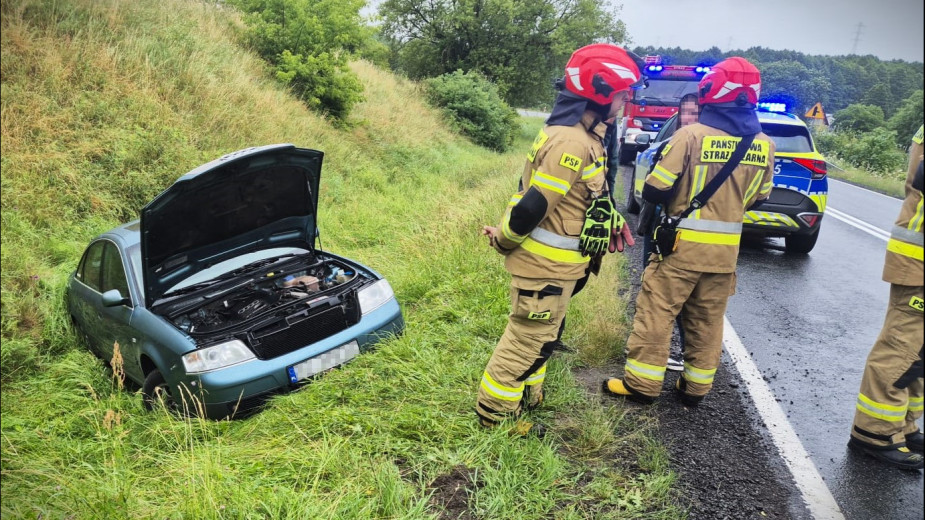 Kierowca Audi stracił panowanie nad pojazdem i wpadł do rowu. Kolizja na drodze krajowej numer 20 w Tuchomiu