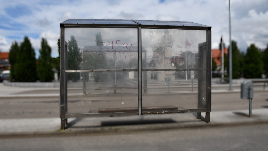 Pisał i malował po ścianach markerem. 19-latek z powiatu kościerskiego odpowie za zniszczenie dwóch przystanków autobusowych