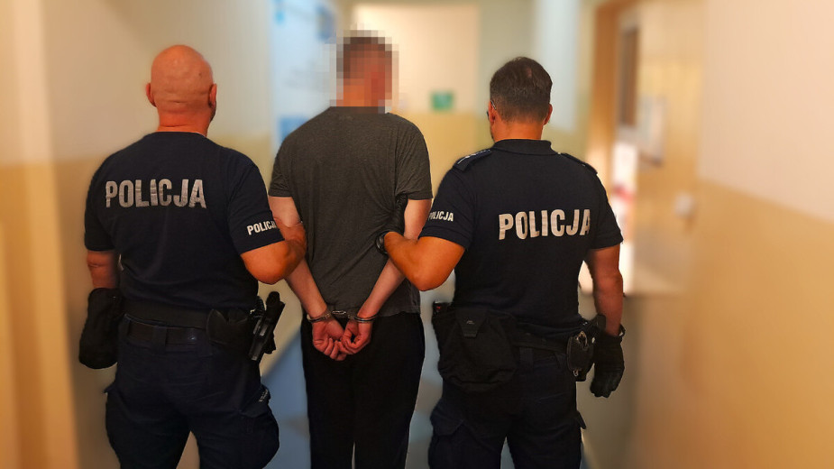 33-latek w Kościerzynie wyrzucał meble z trzeciego piętra. W mieszkaniu miał ponad 1200 porcji narkotyków