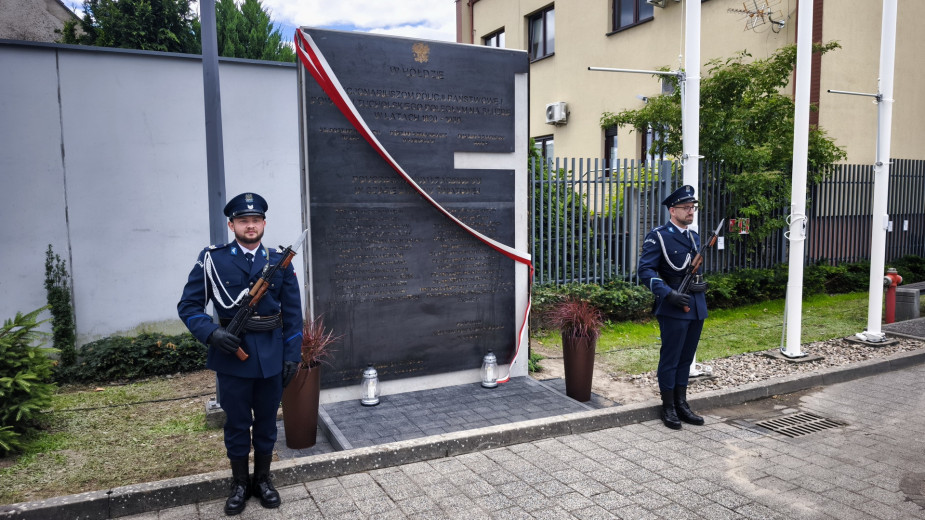 Potrójną okazję do świętowania mieli w piątek (10.07) policjanci z Tucholi. Został odsłonięty pomnik i otwarto izbę pamięci (FOTO)