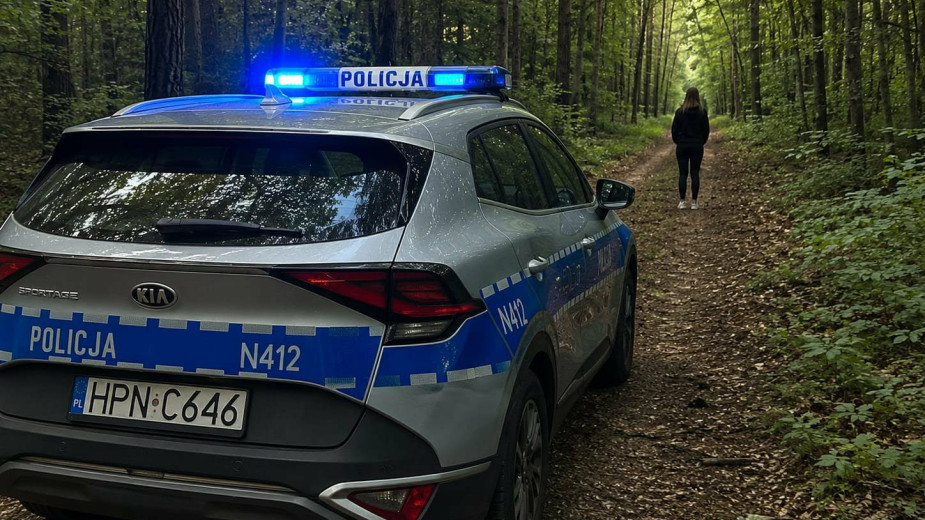 18-latka z powiatu kościerskiego zaniepokoiła się losem leżącego w lesie mężczyzny i wezwała policję. Okazało się, że 44-latek był poszukiwany