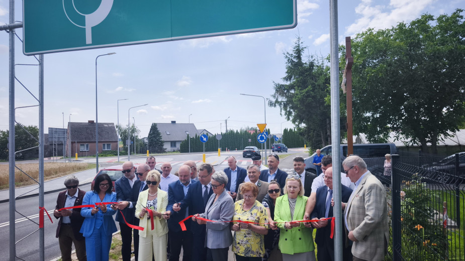 Marszałek województwa kujawsko-pomorskiego Piotr Całbecki symbolicznie otworzył nowe rondo w Gostycynie